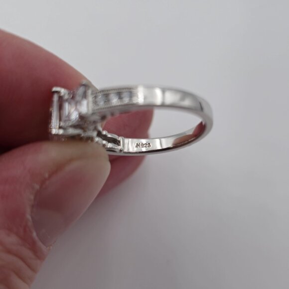 Size 7 Sterling Silver Stunning Square Cubic Zirconia Gems Ring A3581 - Picture 6 of 9